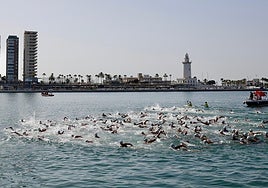 Una imagen de la 65 edición de la travesía a nado del puerto.