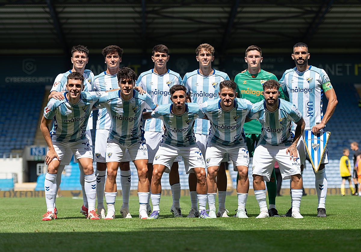 Murillo, Dotor, Izan Merino, Niño, Carlos López, Galilea (arriba), Gabilondo, Lobete, Larrubia, Dani Lorenzo y Dani Sánchez (abajo), en el once malaguista titular el sábado en Oxford.