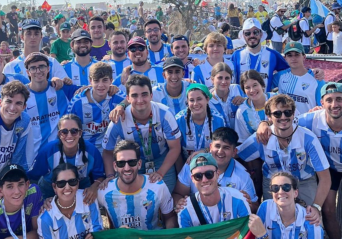 Peregrinos de Málaga con la blanquiazul en Roma.