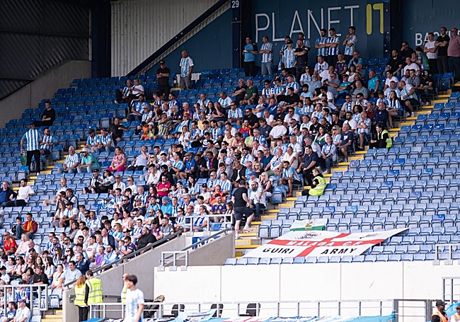 Aficionados malaguistas el sábado en la grada del Kassam Stadium de Oxford.