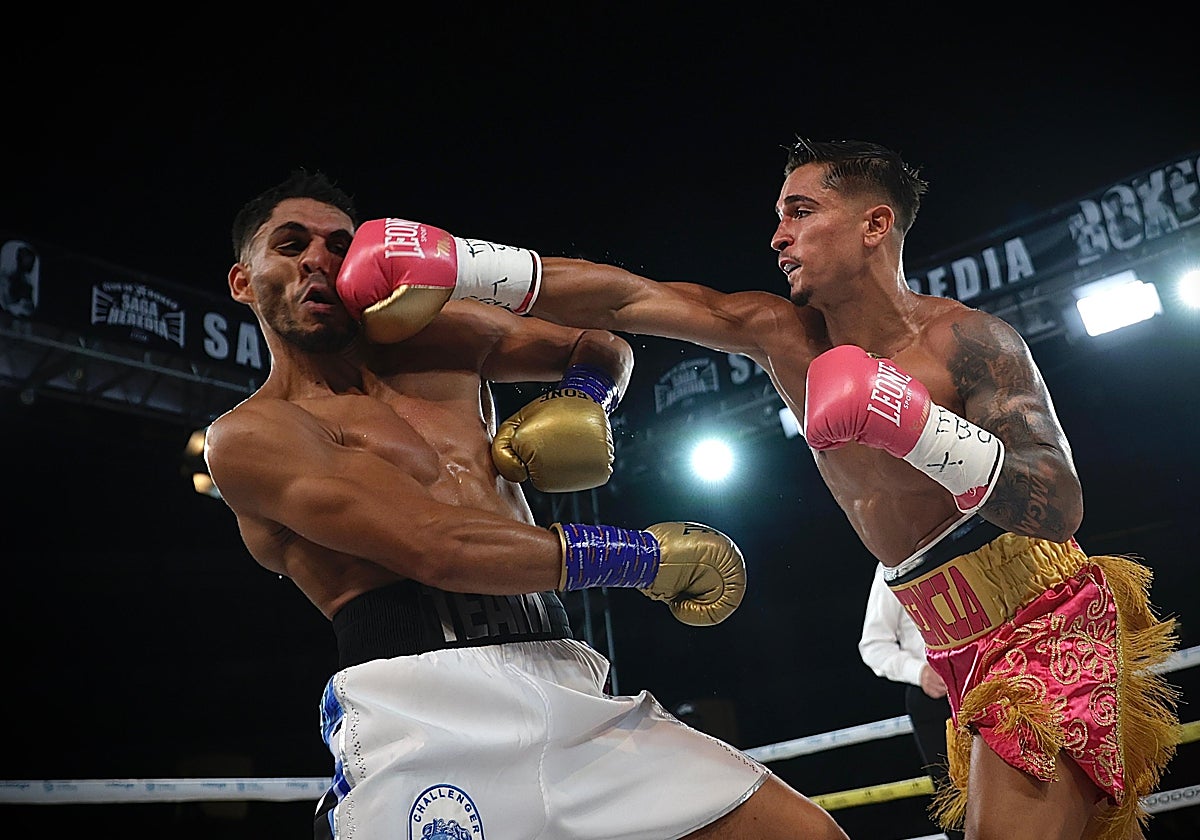 Un 'jub' de derecha de Samuel Molina en el combate de la madrugada del domingo.