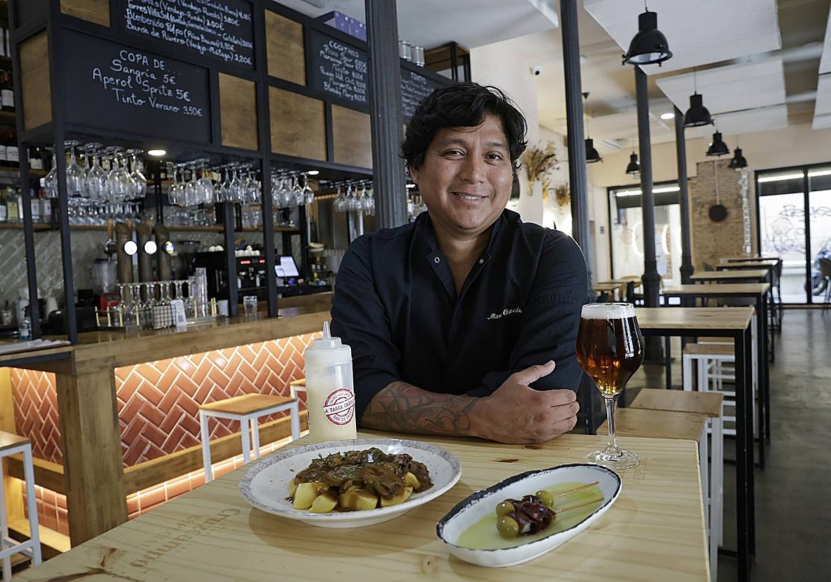 Mario Céspedes, con dos de sus platos en La Tasca Criolla.