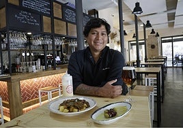 Mario Céspedes, con dos de sus platos en La Tasca Criolla.