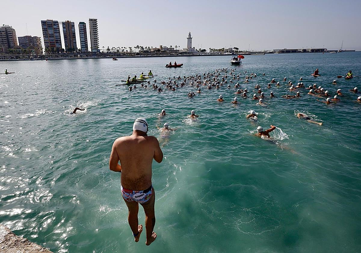 Imagen principal - Travesía a nado del puerto, edición 65: más que un deporte, un estilo de vida