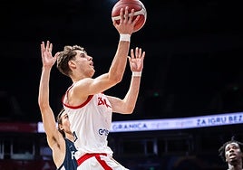 Guillermo del Pino penetra a canasta.