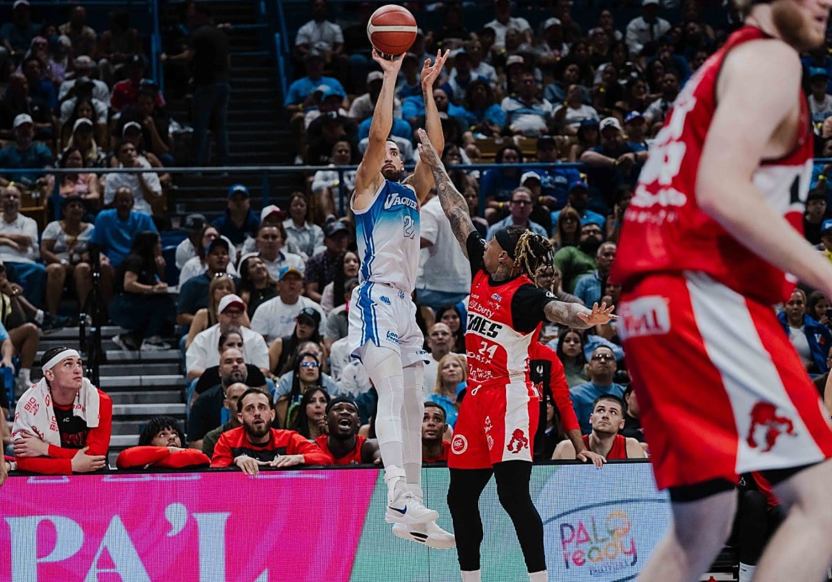 Duarte lanza un triple en el primer partido de la final.