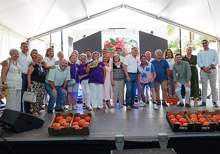Entrega de premios de una edición anterior del Concurso Subasta Tomate Huevo de Toro.