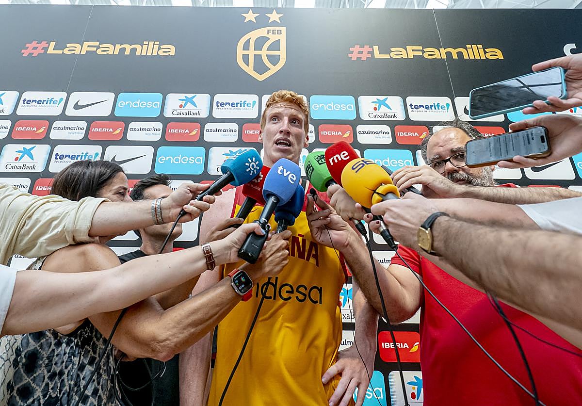 Alberto Díaz atendió a los medios antes del desplazamiento a Málaga.