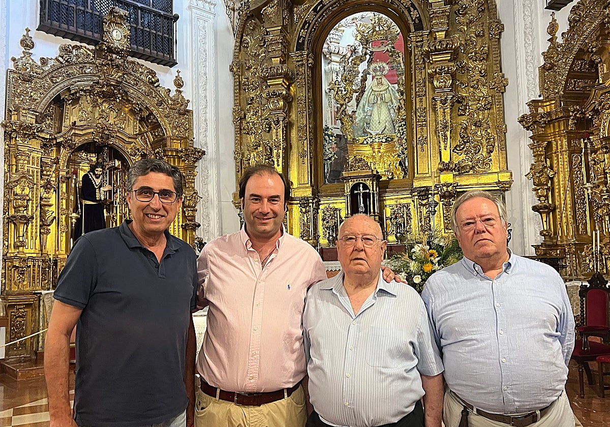 Los últimos hermanos mayores de la Cofradía de 'Arriba' con Ignacio Sancho, el segundo por la izquierda