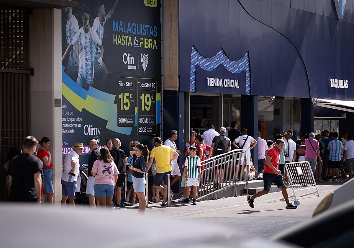 Aficionados hacen cola a las puertas de las taquillas, este lunes en La Rosaleda.