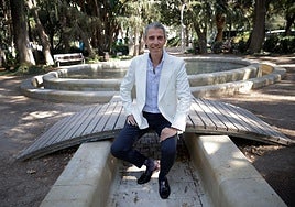 Gonzalo Otalecu, con una americana blanca, en el Parque de Málaga