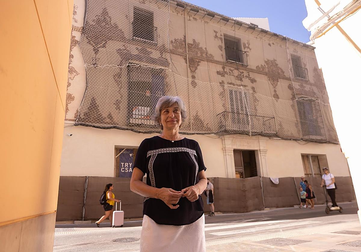 Lola Sánchez posa ante el Palacio de Valdeflores, antiguo Centro Provincial de la Mujer, en calle Carretería.