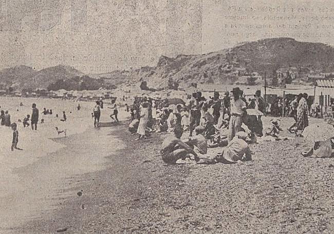 Bañistas en la playa de Pedregalejo.