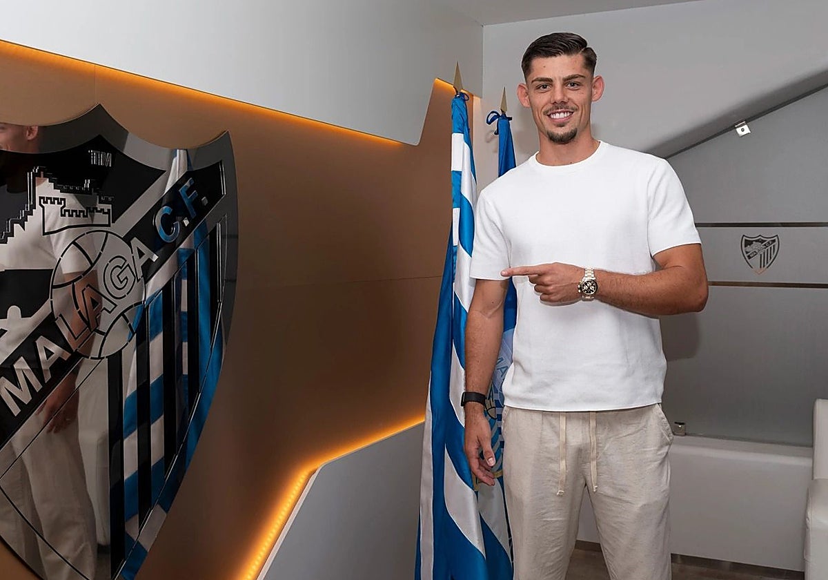 Montero, en las oficinas del Málaga tras la firma de su nuevo contrato.