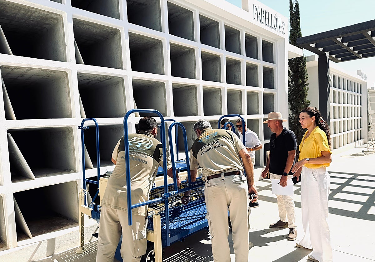 La concejala supervisando el funcionamiento de la plataforma.
