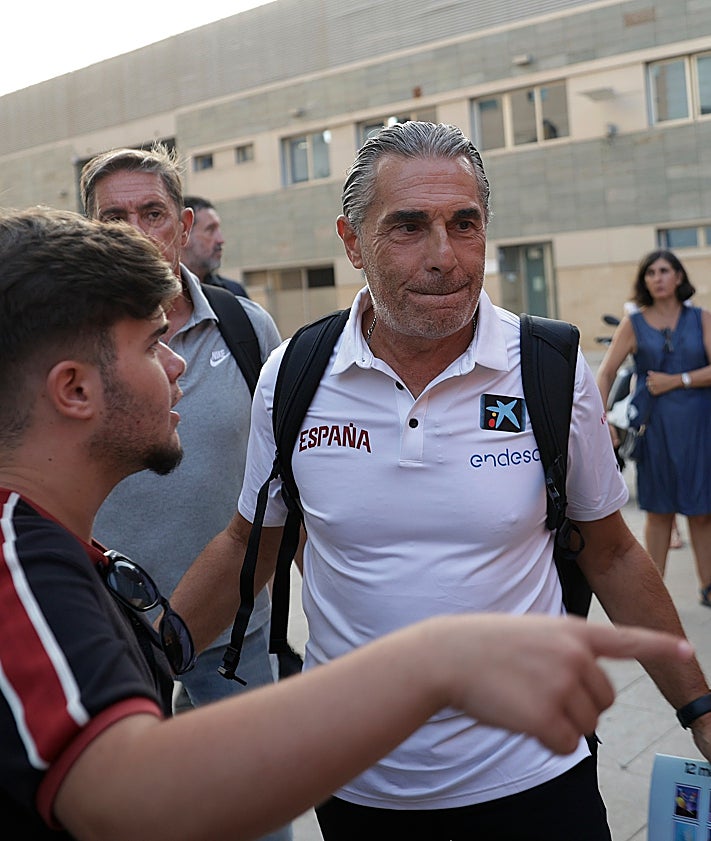 Imagen secundaria 2 - La selección nacional de baloncesto, víctima del caos ferroviario, también llegó con retraso