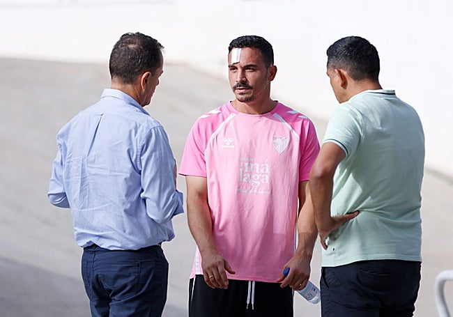 Alfonso Herrero, con un gran apósito por su golpe en la frente, junto a José María Muñoz y Basti.