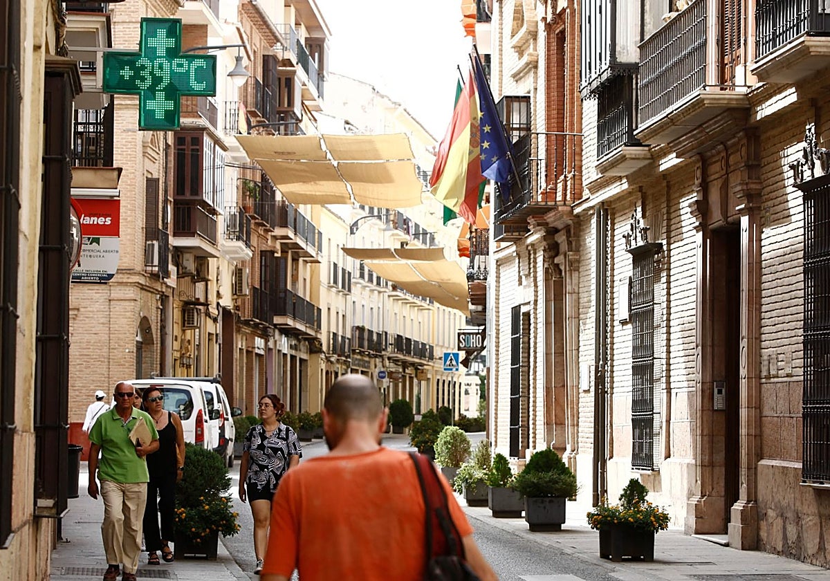 El termómetro de una farmacia marca 39 grados, ayer en Antequera.