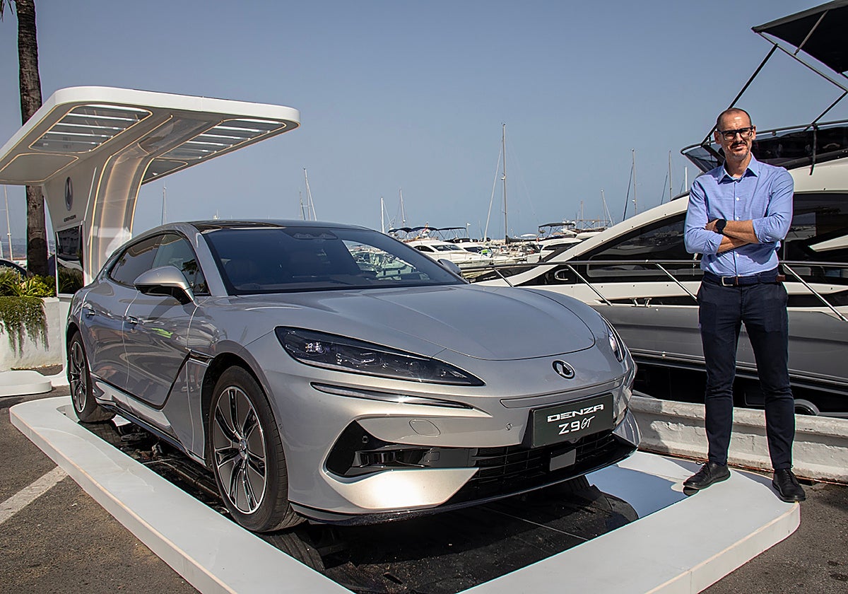 Germán De María, gerente de BYD en Caetano Tec Málaga, junto al Denza Z9 GT.