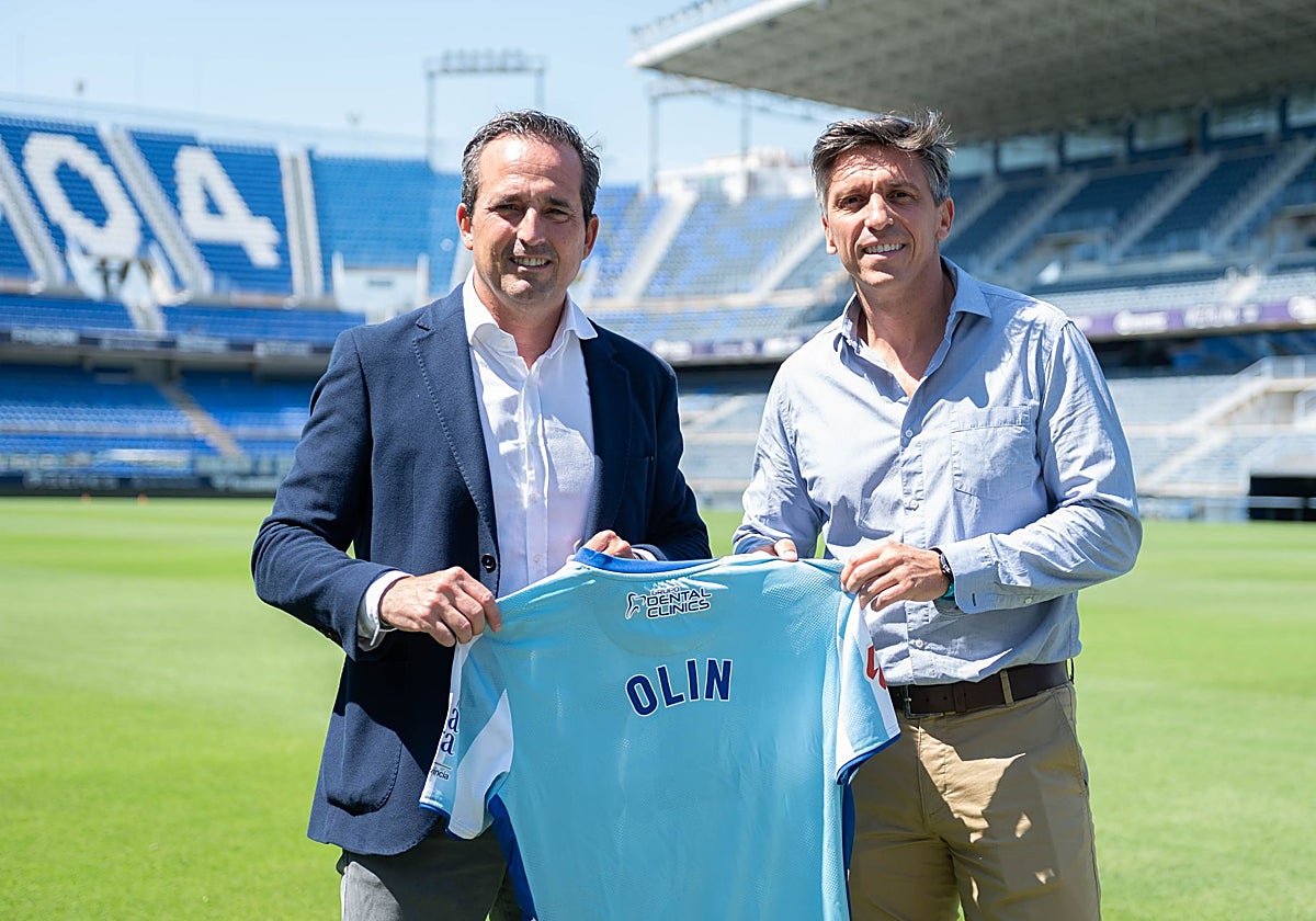 Kike Pérez e Iván Lastra posan con la camiseta del Málaga.