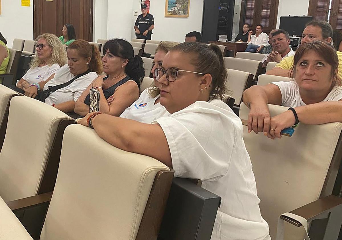 Trabajadoras del servicio de atención a domicilio en el Pleno del Ayuntamiento de Mijas.
