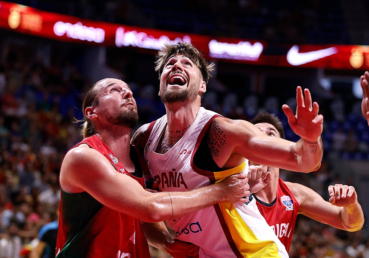 Juancho Hernangómez forcejea con Voytso.