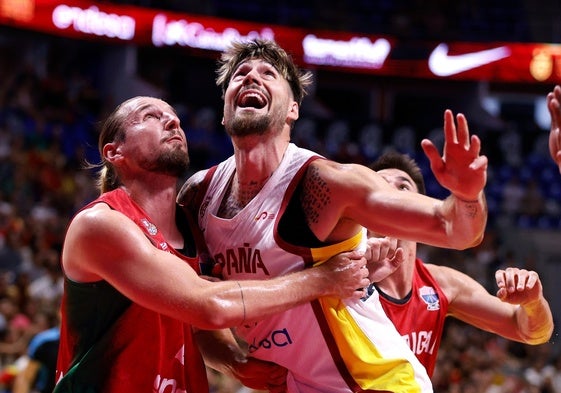 Juancho Hernangómez forcejea con Voytso.