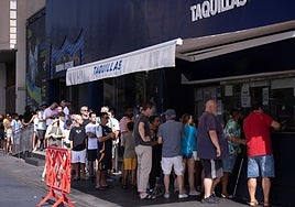 Aficionados hacen cola a las puertas de las taquillas, este lunes en La Rosaleda.
