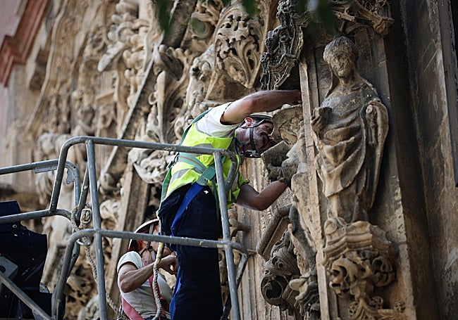 Técnicos de la empresa Tarma, durante la inspección de la portada gótica.