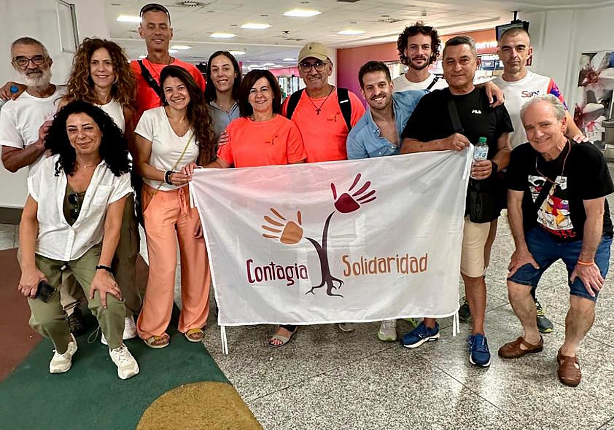 Imagen principal - Tres imágenes de la actuación solidaria de la ONG malagueña en Guinea Ecuatorial.