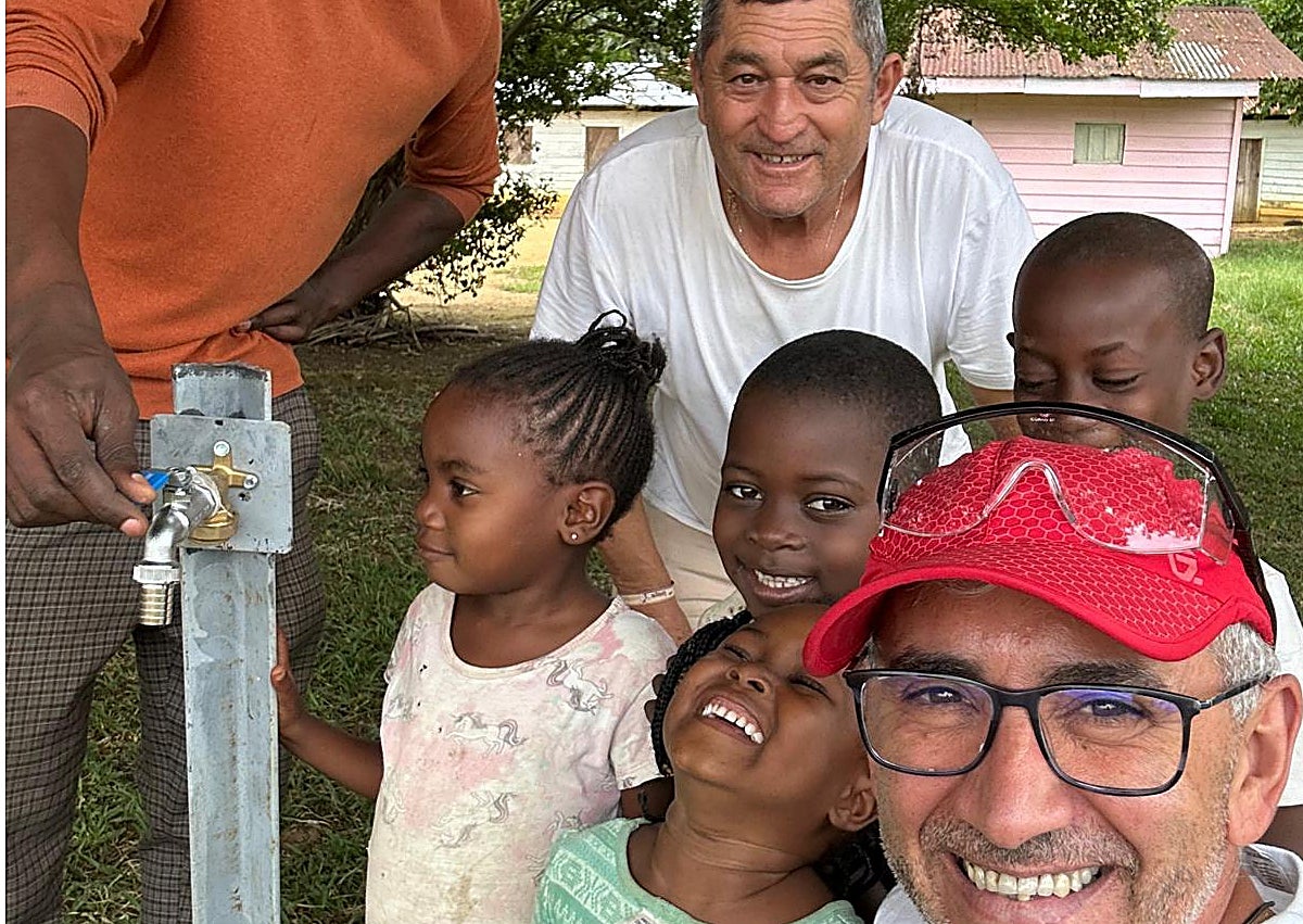 Imagen secundaria 1 - Tres imágenes de la actuación solidaria de la ONG malagueña en Guinea Ecuatorial.