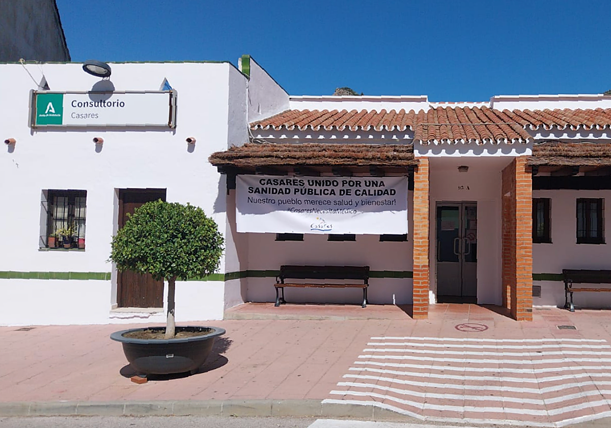 Fachada principal del Consultorio de Casares, en la calle Carrera.