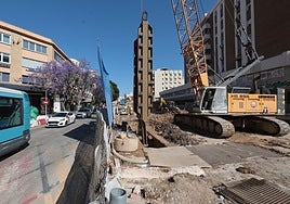 Obras para excavar el túnel del metro de Málaga en la céntrica calle Hilera.
