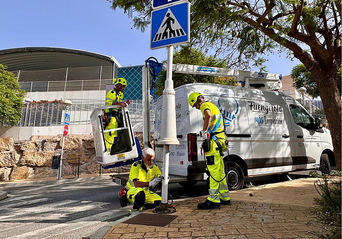 Operarios instalando las nuevas luminarias.