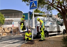 Operarios instalando las nuevas luminarias.