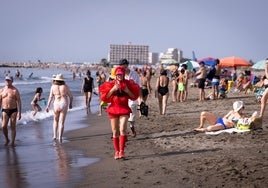 ¿Quién es la mujer de rojo que cruza las playas de Málaga?
