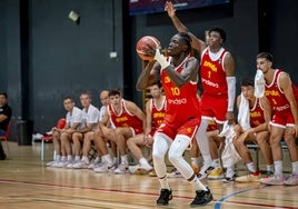 Ndiaye lanza un triple con la selección B.