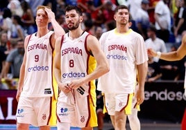 Díaz, Brizuela y Parra, tras la derrota ante Portugal.