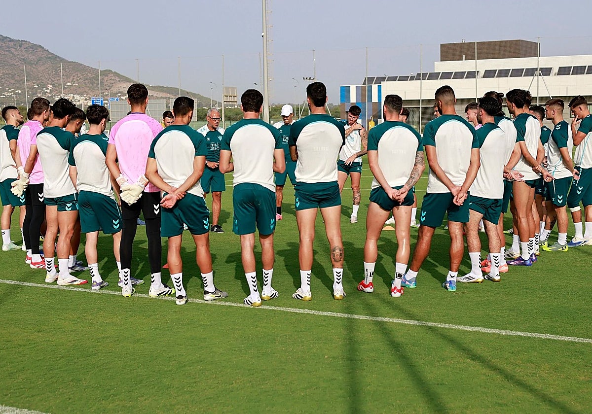 Pellicer se dirige a sus hombres, este miércoles en La Academia.