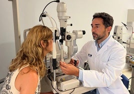 Imagen de una revisión ocular.