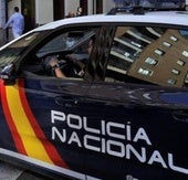 Sorprendido en Plaza Mayor con una cámara camuflada en su zapato para grabar debajo de las faldas