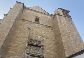 Los andamios están recuperando las hornacinas y el escudo que se perdió con el paso de los años