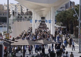 Gente paseando por el Muelle 2.