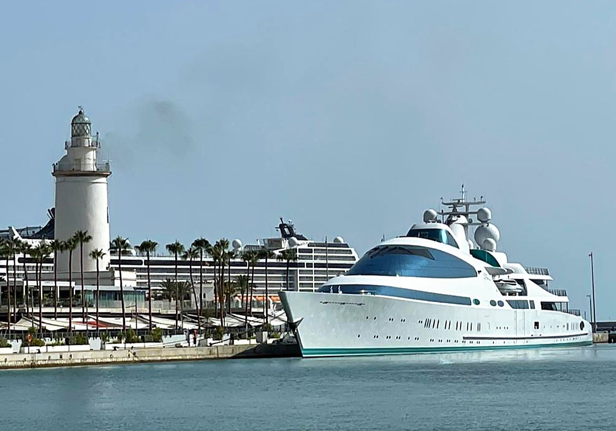 El Yas, recién llegado y amarrado junto a la Farola, en la marina de megayates.