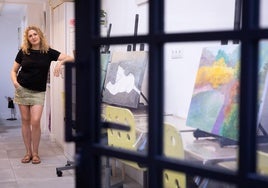 La artista posa en su flamente estudio taller de la calle Paco Miranda.