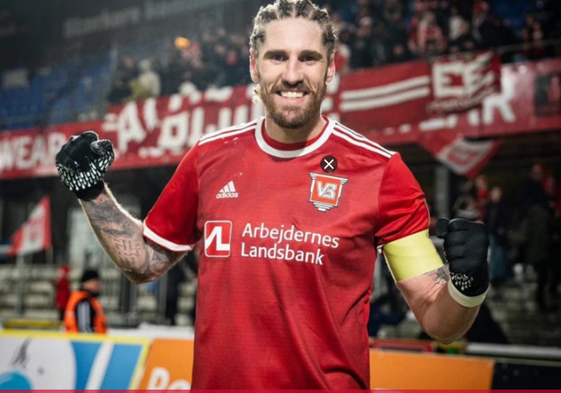 Raúl Albentosa, con la camiseta de su anterior equipo, el Vejle danés, del que fue capitán.
