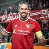 Raúl Albentosa, con la camiseta de su anterior equipo, el Vejle danés, del que fue capitán.