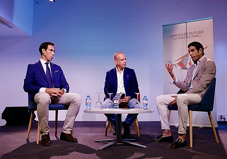 Los toreros y en el centro Juan Ramón Romero, durante el acto.