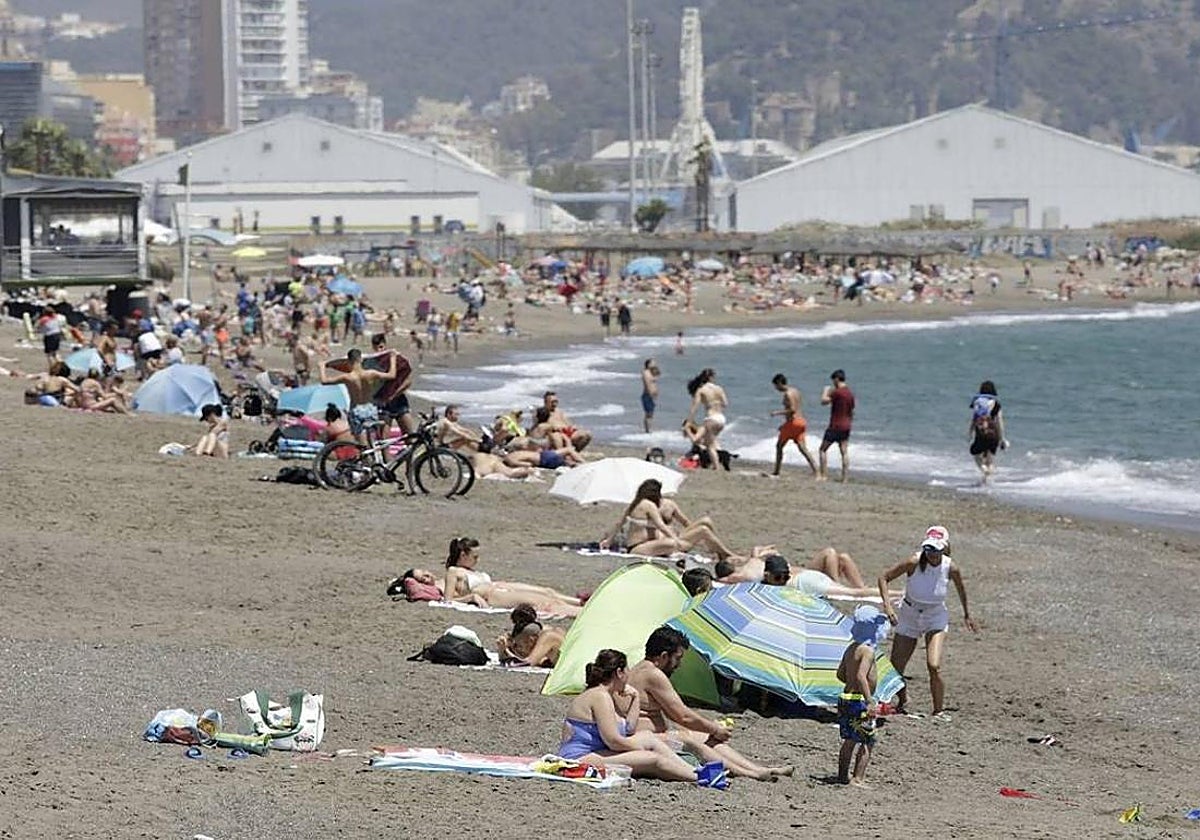 Imagen de archivo de la playa de Huelin.
