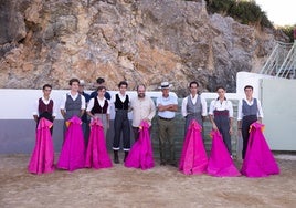 Los toreros participantes, el ganadero Manuel Blázquez y Borja Ortiz, antes del inicio del tentadero.
